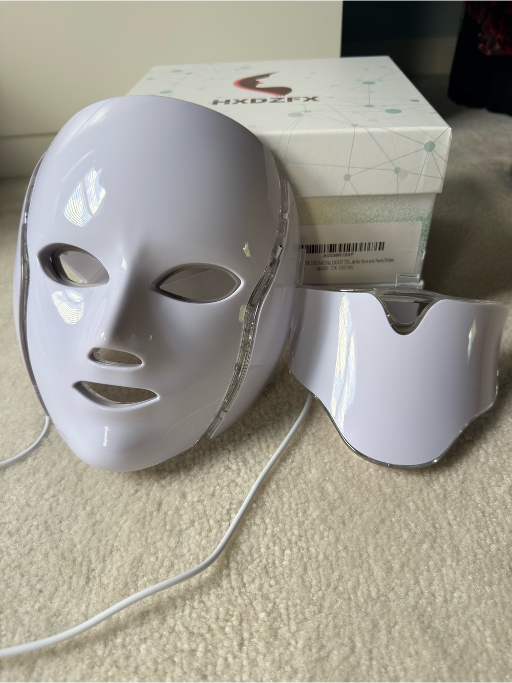 LED Light Therapy Face & Neck Mask – White